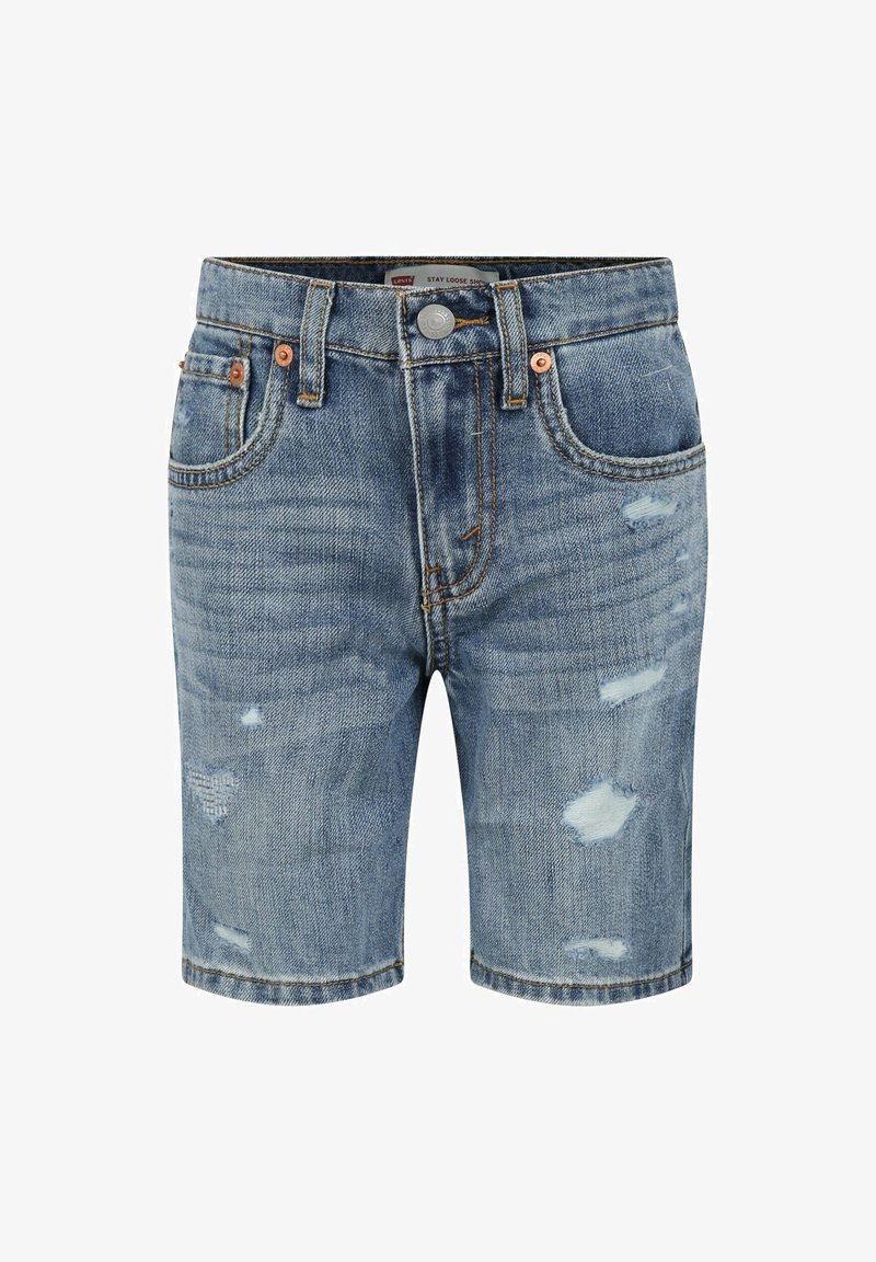 Short en denim bleu avec des zones usées, bouton devant, fermeture éclair et design à cinq poches sur fond blanc.