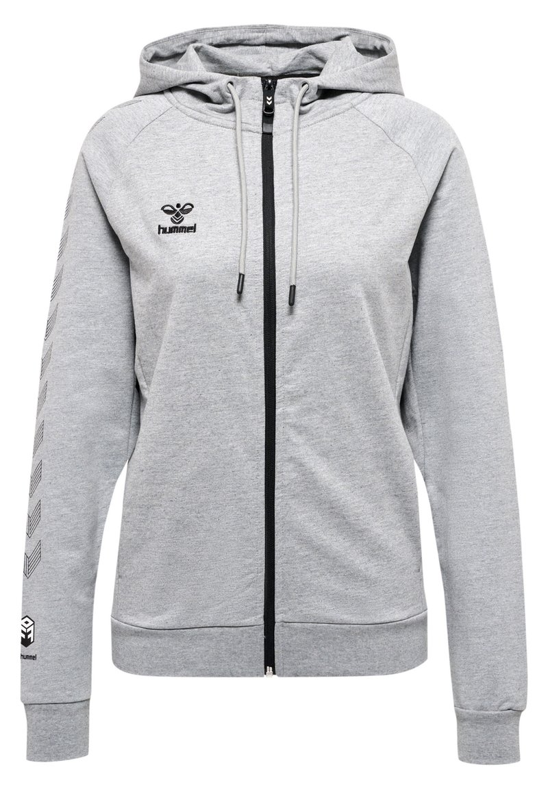 Un sweat à capuche zippé gris avec une fermeture éclair noire, des cordons de serrage ajustables et un logo sur la poitrine. Présente des accents à motifs sur les manches.