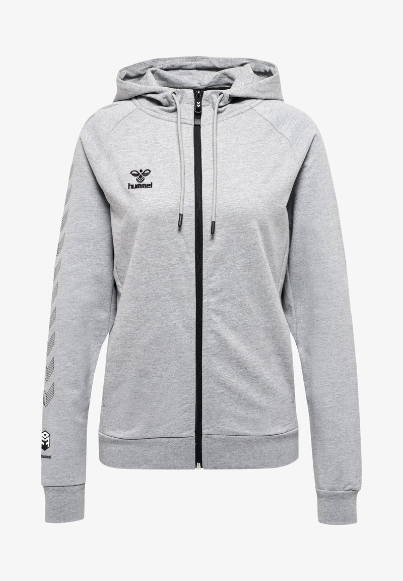 Un sweat à capuche zippé gris avec une fermeture éclair noire, des cordons de serrage ajustables et un logo sur la poitrine. Présente des accents à motifs sur les manches.