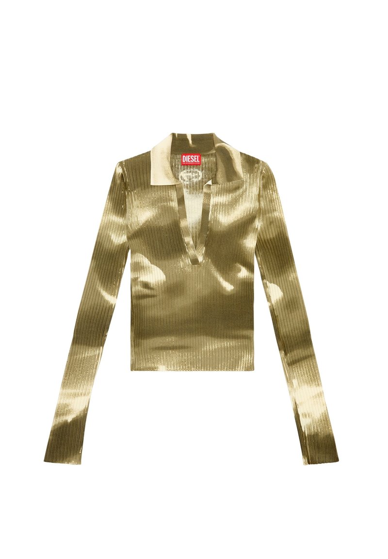 Chemise dorée à manches longues avec col en V et col. Fabriquée en matière côtelée brillante, avec une coupe slim et une texture subtile. Étiquette de marque visible.