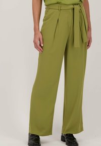 Groene wijde broek van lichtgewicht stof, met een ceintuur en geplooide voorkant. Textuur oppervlak en losse pasvorm.