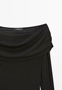 Schwarzes, schulterfreies Oberteil aus geripptem, strukturiertem Stoff mit einem dezenten Schimmer. Das Etikett trägt den Aufdruck "Massimo Dutti" am inneren Kragen.