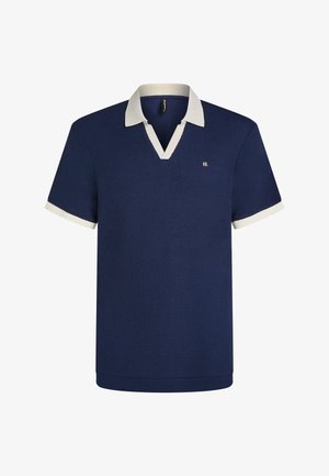 Tumši zils polo krekls ar teksturētu audumu, baltu kontrastējošu apkakli un piedurknēm, V veida izgriezumu un nelielu izšūtu logo uz krūtīm.