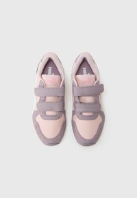 Chaussures de sport avec une palette de couleurs rose clair et lavande. Elles ont deux sangles Velcro, un bout arrondi et des accents de coutures contrastants.