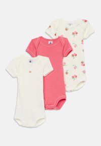 Tre body a manica corta: uno bianco con una piccola ciliegia, uno rosa e uno crema con stampa di ciliegie. Tutti presentano chiusure a scatto e tessuto morbido.