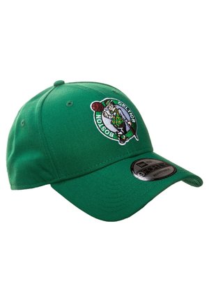 Casquette de baseball verte en tissu avec une visière courbée. Présente un logo brodé des Boston Celtics à l'avant et un autocollant de taille noir.