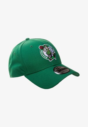Cappellino da baseball verde in tessuto con visiera curva. Presenta il logo ricamato dei Boston Celtics sulla parte anteriore e un adesivo nero per la misura.