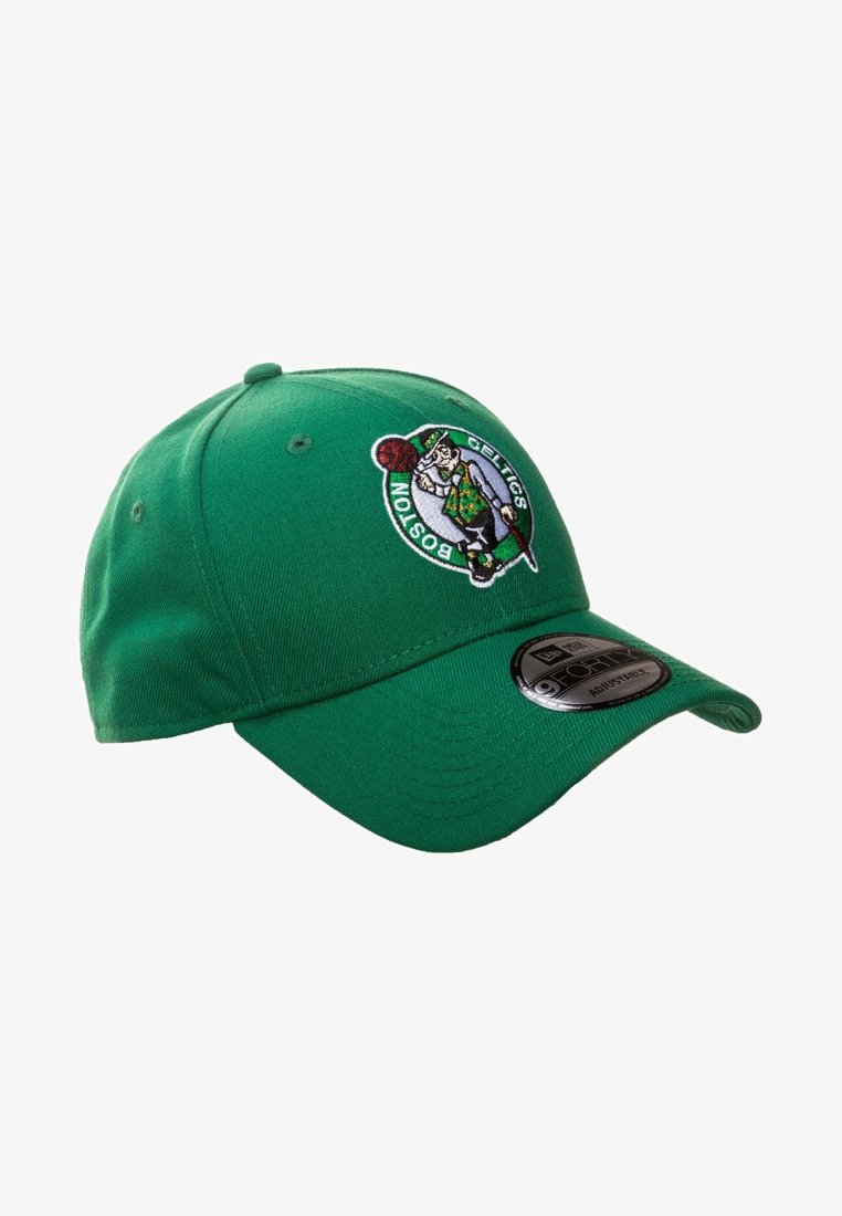 Casquette de baseball verte en tissu, ornée d'un logo brodé des Boston Celtics à l'avant. Visière incurvée et sangle ajustable à l'arrière.