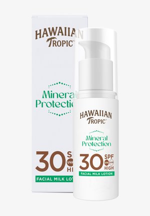 Lotion pour le visage Hawaiian Tropic Mineral Protection avec SPF 30 en flacon pompe blanc et boîte assortie sur fond blanc.