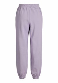 Lilla sweatpants med løs pasform, elastisk talje og ribbede kantser. Glat, blød stoftekstur uden synlige mønstre eller hardware.