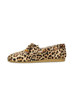 Loaferstijl schoen met beige en zwarte luipaardprint, decoratieve zijveters en bruine rubberen zool op een witte achtergrond.