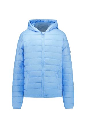 Lichtblauw gewatteerd jack met capuchon, horizontale stiksels en ritssluiting aan de voorkant, ontworpen voor warmte en casual gebruik.