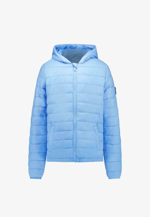 Lichtblauw gewatteerd jack met capuchon, horizontale stiksels en ritssluiting aan de voorkant, ontworpen voor warmte en casual gebruik.
