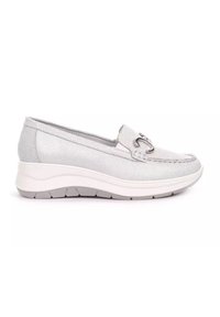 Scarpa slip-on argento con tomaia texture, caratterizzata da un accento metallico e una suola bianca spessa con un motivo di battistrada grigio.