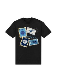 Černé bavlněné tričko s grafikou čtyř poštovních známek v různých odstínech modré a béžové, na kterých je výrazně zobrazen text &quot;PAN AM&quot;.