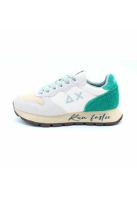 Sneaker in einer Creme- und Mintfarbe mit einem Obermaterial aus Wildleder und Mesh, gepolstertem Zwischensohle und Gummisohle. "Schneller laufen" auf der Seite aufgedruckt.