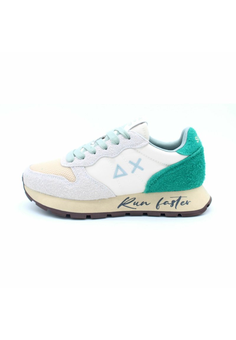Sneaker in einer Creme- und Mintfarbe mit einem Obermaterial aus Wildleder und Mesh, gepolstertem Zwischensohle und Gummisohle. "Schneller laufen" auf der Seite aufgedruckt.
