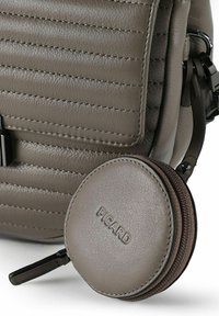 Borsa a tracolla in pelle grigia con cuciture orizzontali, dotata di una tasca rotonda per monete attaccata. La tasca ha una cerniera e il logo del marchio impresso.