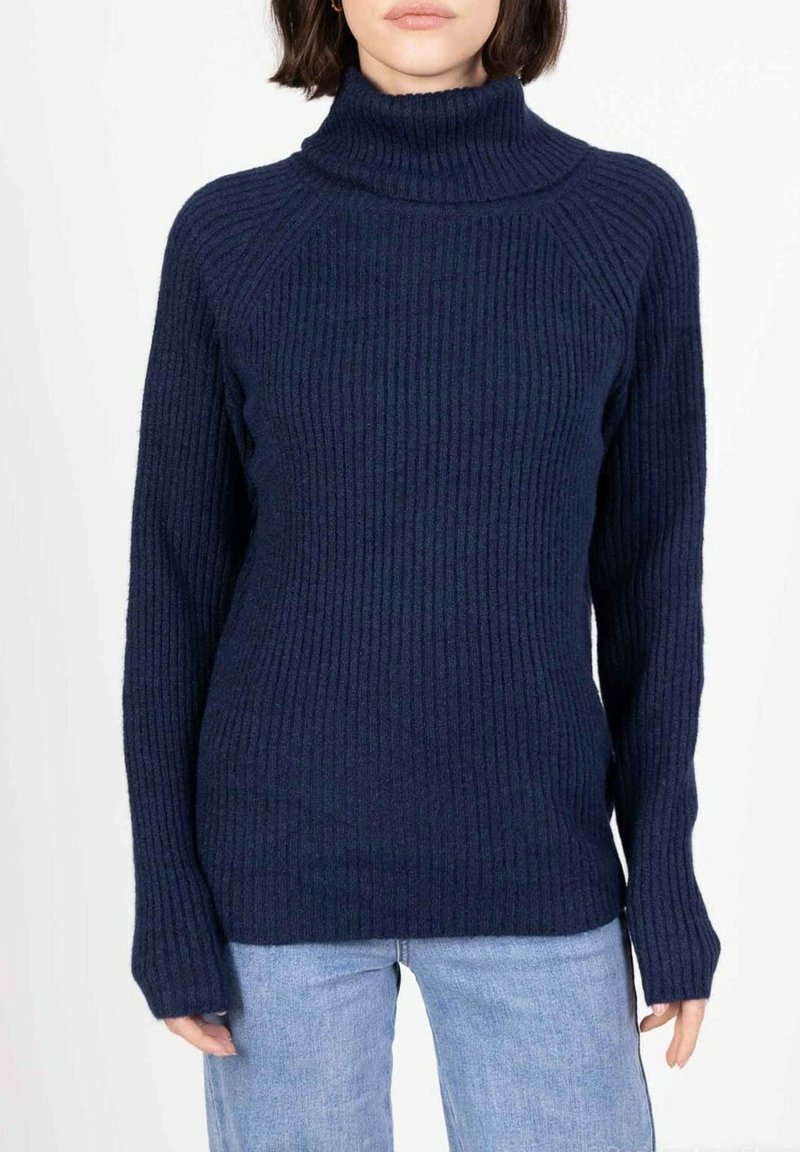 Pull à col montant côtelé bleu marine avec manches longues et fentes latérales, fabriqué à partir d'un matériau doux pour la chaleur et le confort.