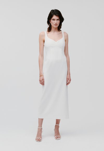 Witte midi-jurk met een aansluitende bodice, dunne bandjes en een V-halslijn. Soepel, zacht vallende stof zonder zichtbare patronen of versieringen.