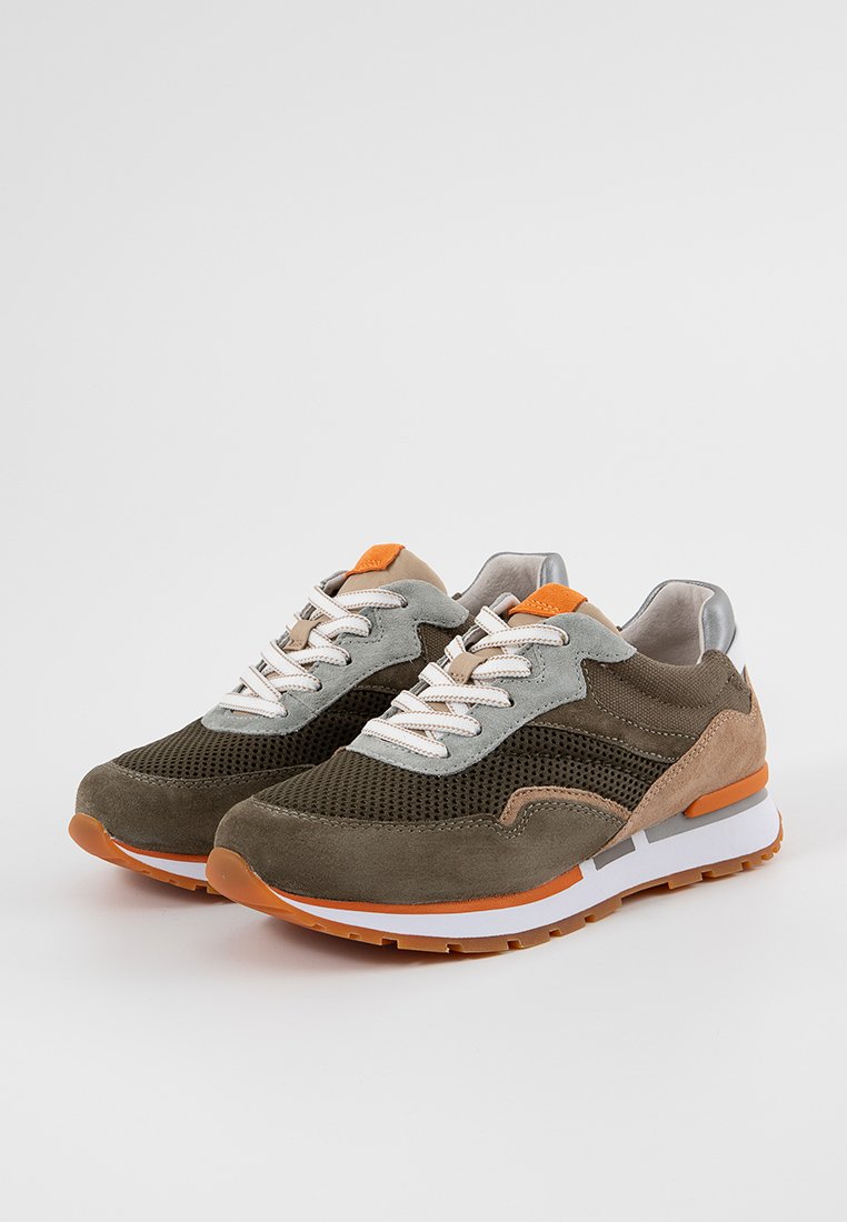 Baskets sportives avec un mélange de mesh vert olive et de suède, rehaussées d'accents orange, de superpositions grises et d'une semelle intermédiaire blanche. Design à lacets.