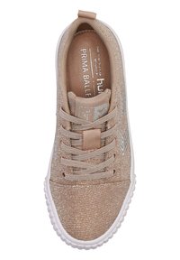 Sneakers sznurowane w jasnym beżu, z metalicznym połyskiem, z teksturowanej tkaniny na cholewce oraz białą, elastyczną podeszwą. Zawierają logo na języku.