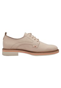 Chaussure habillée pour homme en cuir beige à talon bas, avec fermeture à lacets, détails cousus et bande de semelle accentuée en orange.