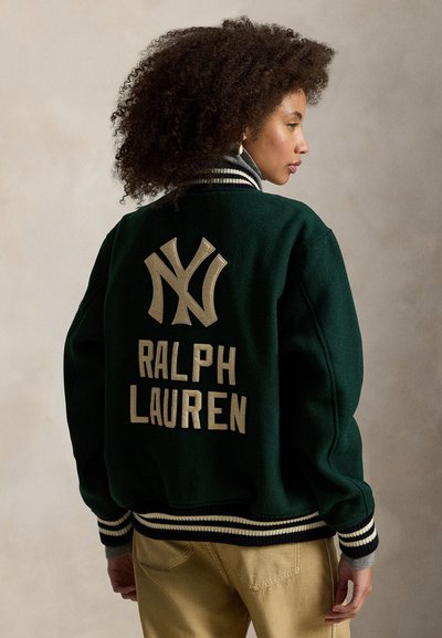 Zielona wełniana kurtka varsity z białym paskowanym kołnierzem. Posiada duże logo NY oraz napis "RALPH LAUREN" w złotym kolorze na plecach. Rękawy i dół wykończone ściągaczem.
