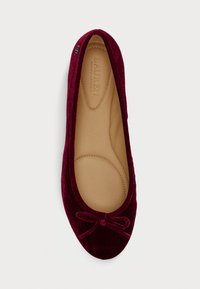 Bordeaux sametti balettitossut, joissa on pyöreä kärki, litteä pohja ja pieni rusetti edessä, sisältäen pehmeän vaaleanbeige-vuoren.