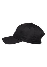 Casquette noire avec un visière courbé, fabriquée en matériau lisse, dotée de perforations de ventilation et d'un petit logo sur le côté.