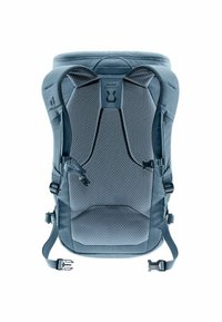 Mochila azul con soporte trasero de malla acolchada, correas ajustables, compartimento con cremallera y patrón en diamante texturizado. Presenta detalles de marca.