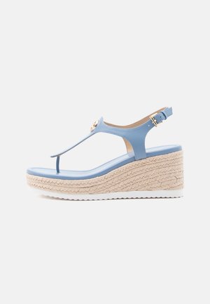 Sandale compensée bleu clair avec semelle en jute tressé, bride à la cheville avec boucle, et design à lanière entre les orteils sur fond blanc.