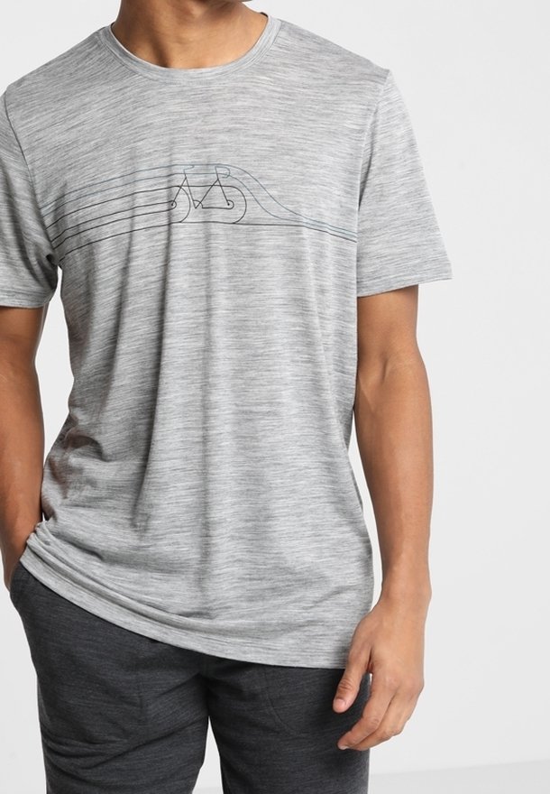 Grå t-shirt med kort ärm gjord av lättviktig tyg, med en enkel linjeteckning av en cykel på framsidan. Slät textur, avslappnad passform.