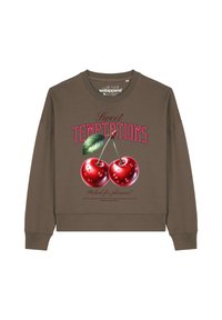 Bruine trui met afbeelding van twee rode kersen met waterdruppels, omgeven door de tekst "Sweet Temptations."