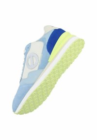 Sneaker azzurro chiaro in materiali scamosciato e mesh, con dettagli bianchi, una patch blu e una suola in gomma giallo-verde con un motivo testurizzato.