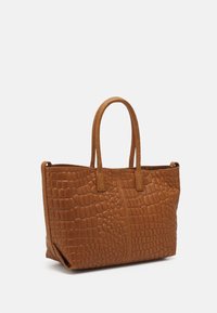 Sac fourre-tout en cuir marron avec un motif texturé imitant le crocodile, deux poignées supérieures et une ouverture facile d'accès.