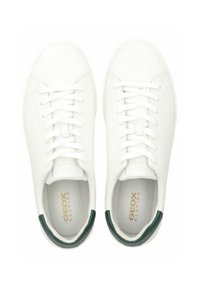 Sneakers bianchi in pelle con dettagli verde sul tallone, design con lacci e perforazioni sui lati. Logo dorato all'interno. Suola piatta.