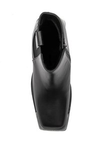 Czarne skórzane botki à la ankle z kwadratowym noskiem i bocznym zamkiem błyskawicznym, pokazane z widoku z góry na białym tle.