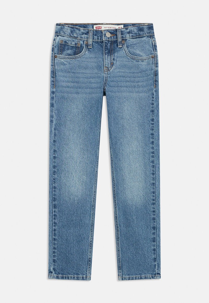 Jeans de denim azul claro con corte ajustado, diseño de cinco bolsillos, ligeros desgastes y cierre de botón metálico a la altura de la cintura.