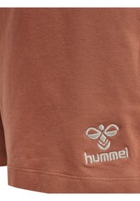 Rostfarbene Baumwollshorts mit glatter Textur, versehen mit einem weißen gestickten Logo einer Biene und dem Markennamen "hummel."