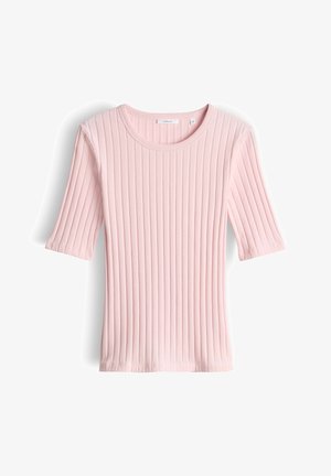 Hellrosa geripptes Strickoberteil mit kurzen Ärmeln, rundem Ausschnitt, figurbetonter Silhouette und vertikalem Strukturmuster.