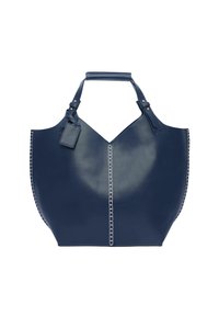 Marineblauwe leren tote bag met een gestructureerde vorm, afgewerkt met een kettingsteekdetail langs de zijkanten en een afneembare tag. Handvatten om mee te dragen.