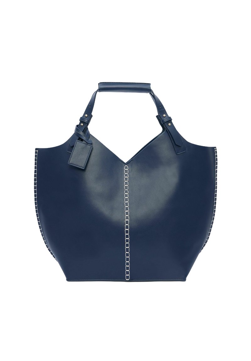 Marineblauwe leren tote bag met een gestructureerde vorm, afgewerkt met een kettingsteekdetail langs de zijkanten en een afneembare tag. Handvatten om mee te dragen.