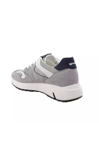 Sneaker atletico grigio con pannelli in suede e mesh, accenti bianchi, design curvo, sole ammortizzato e una linguetta del tallone scura a contrasto.