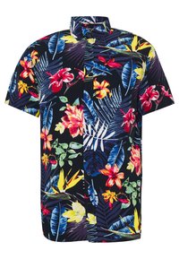 Camisa de manga corta con un fondo oscuro y vibrantes patrones florales y de follaje en rojo, amarillo y azul. Con cuello de botón.