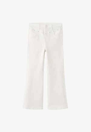 Jean blanc à jambes larges avec poches avant, passants de ceinture, fermeture par bouton et petits clous métalliques le long des bords des poches.