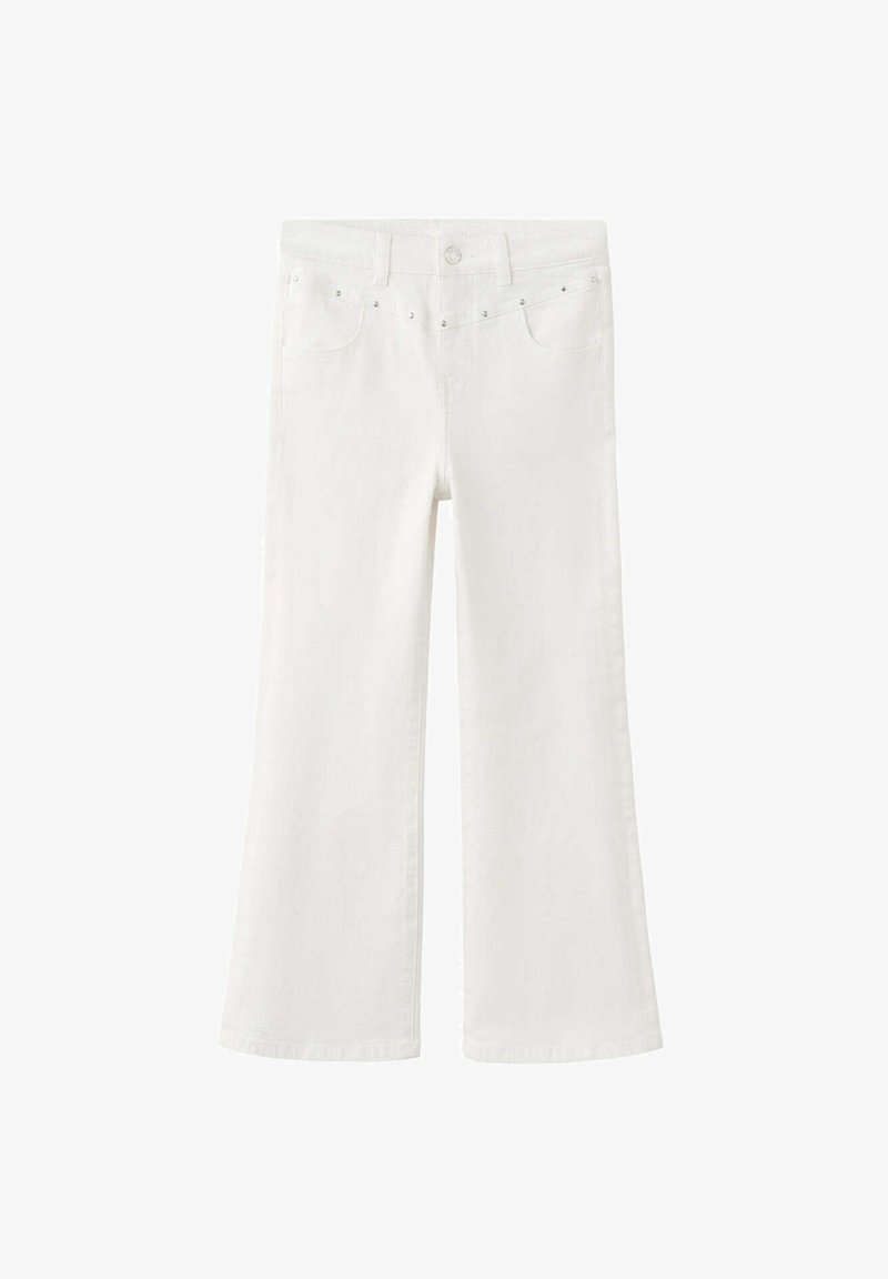 Jean blanc à jambes larges avec poches avant, passants de ceinture, fermeture par bouton et petits clous métalliques le long des bords des poches.