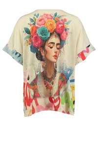 Top de manga corta con gráfico que presenta un retrato pintado de una mujer con una corona floral, colores vibrantes y un fondo de tela texturizada.