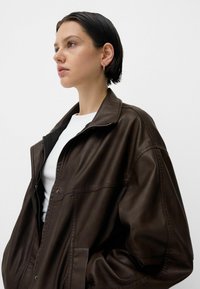 Bershka OVERSIZE  - Veste en similicuir - dark brown