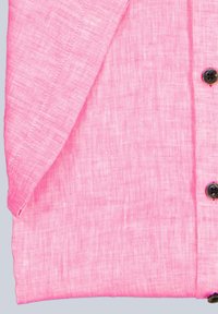 Hellrosa Hemd mit Knopfleiste aus texturiertem Stoff, ausgestattet mit schwarzen Knöpfen und einem umgeschlagenen Ärmel, mit sichtbaren Nähten.